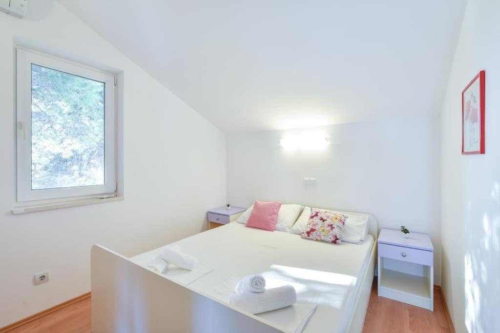Villa 4 Bedrooms Hvar Located 100m From The Sea And 1,5 Km From Hvar Old Town Hvar Town