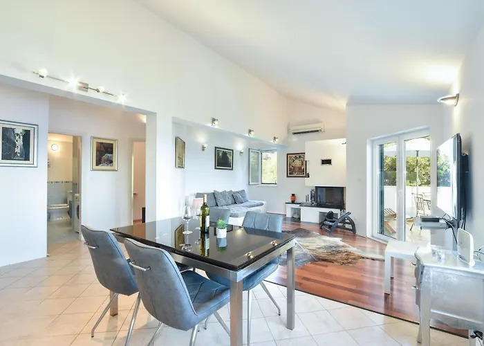 4 Bedrooms Villa Hvar Located 100M From The Sea And 1,5 Km From Hvar Old Town