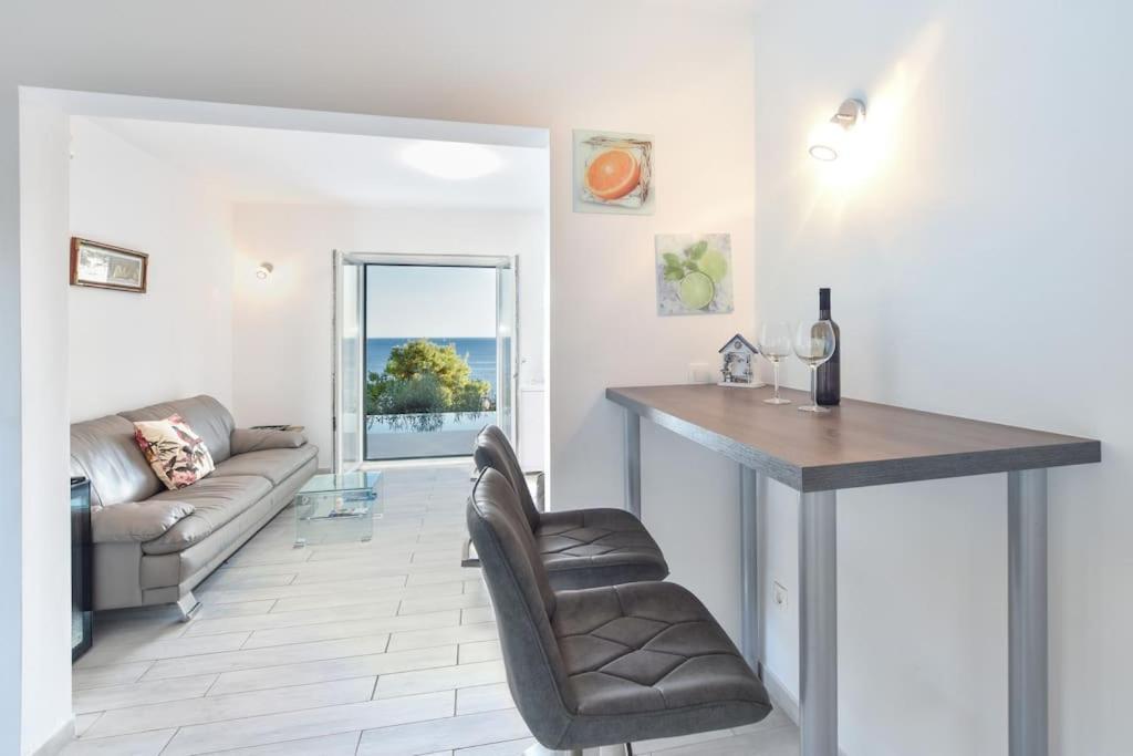 4 Bedrooms Hvar Located 100m From The Sea And 1,5 Km From Hvar Old Town Villa