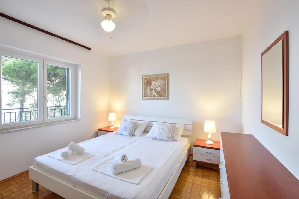 4 Bedrooms Hvar Located 100m From The Sea And 1,5 Km From Hvar Old Town