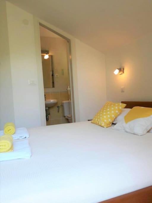 4 Bedrooms Hvar Located 100m From The Sea And 1,5 Km From Hvar Old Town