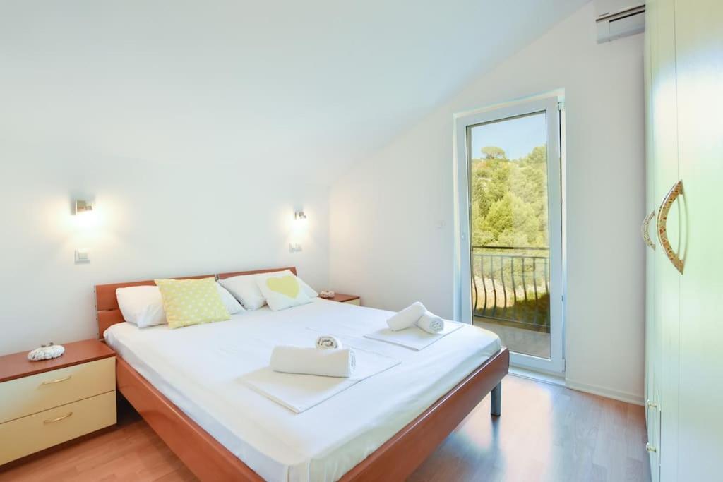 Villa 4 Bedrooms Hvar Located 100m From The Sea And 1,5 Km From Hvar Old Town