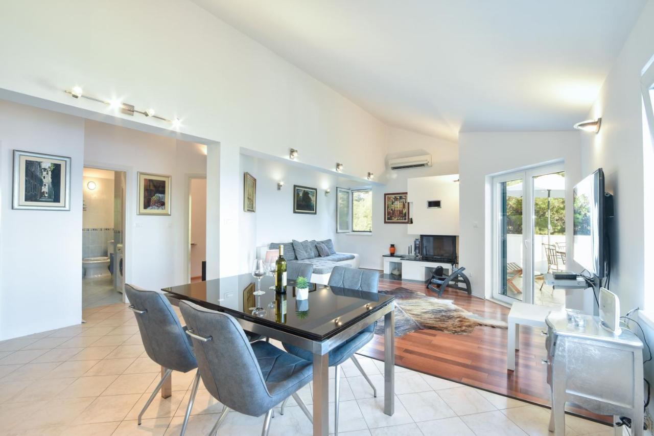 4 Bedrooms Hvar Located 100m From The Sea And 1,5 Km From Hvar Old Town Hvar Town